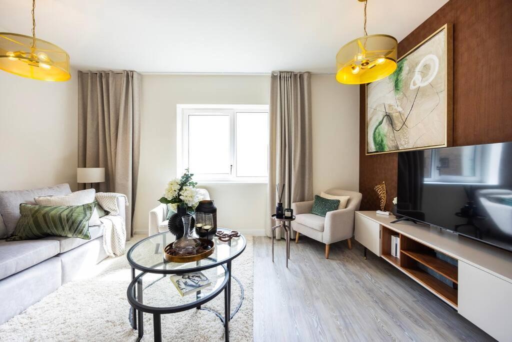 Apartment Free Parking/luxurious 3 Bd House/best Offer *