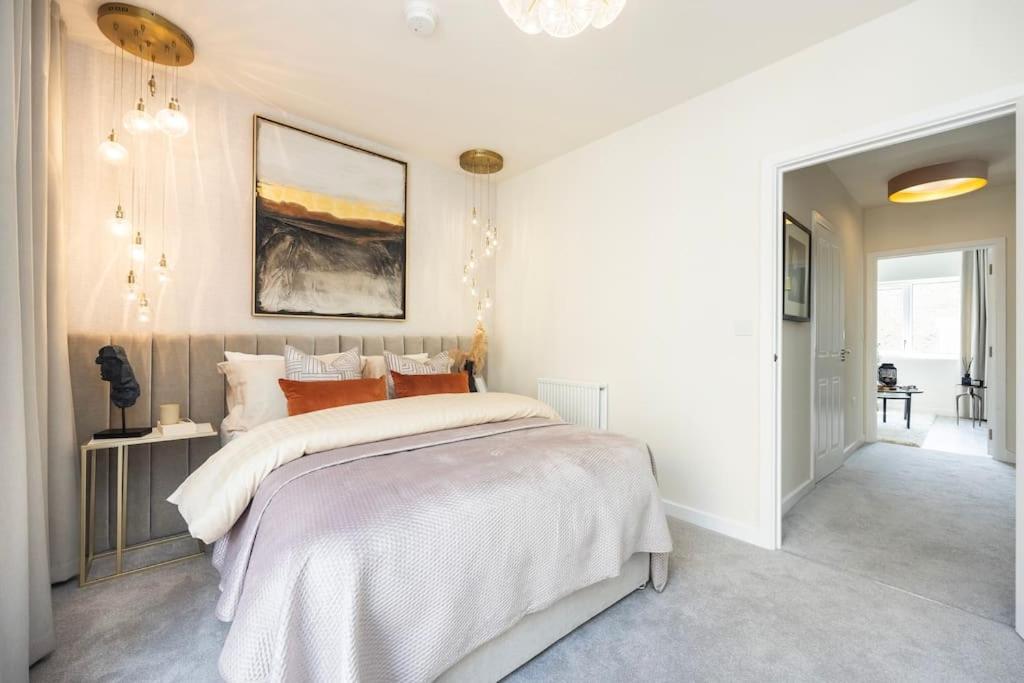 Free Parking/luxurious 3 Bd House/best Offer