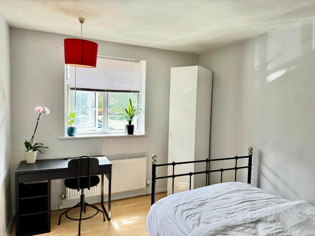 Whitechapel Lindley House R2