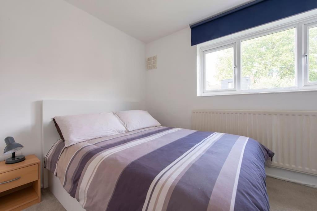 Сasa de vacaciones Lovely 2-bed 15 Minutes To *