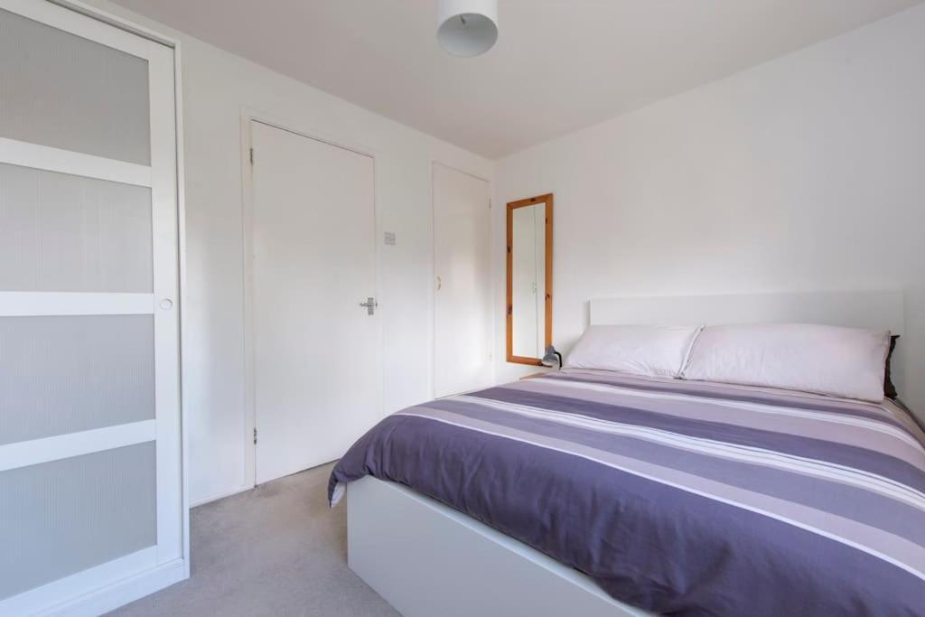 Сasa de vacaciones Lovely 2-bed 15 Minutes To *