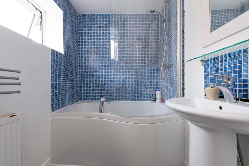 Lovely 2-bed 15 Minutes To Сasa de vacaciones *