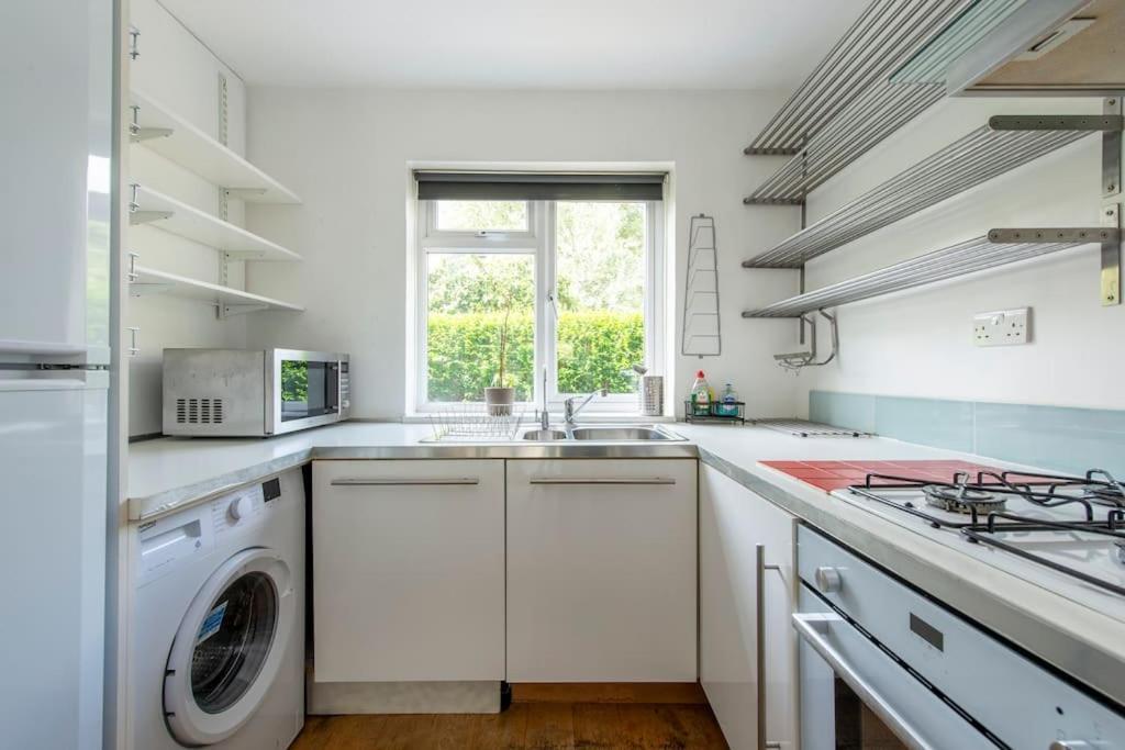 Lovely 2-bed 15 Minutes To Сasa de vacaciones Londres