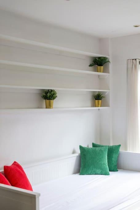 Сasa de vacaciones Lovely 2-bed 15 Minutes To *