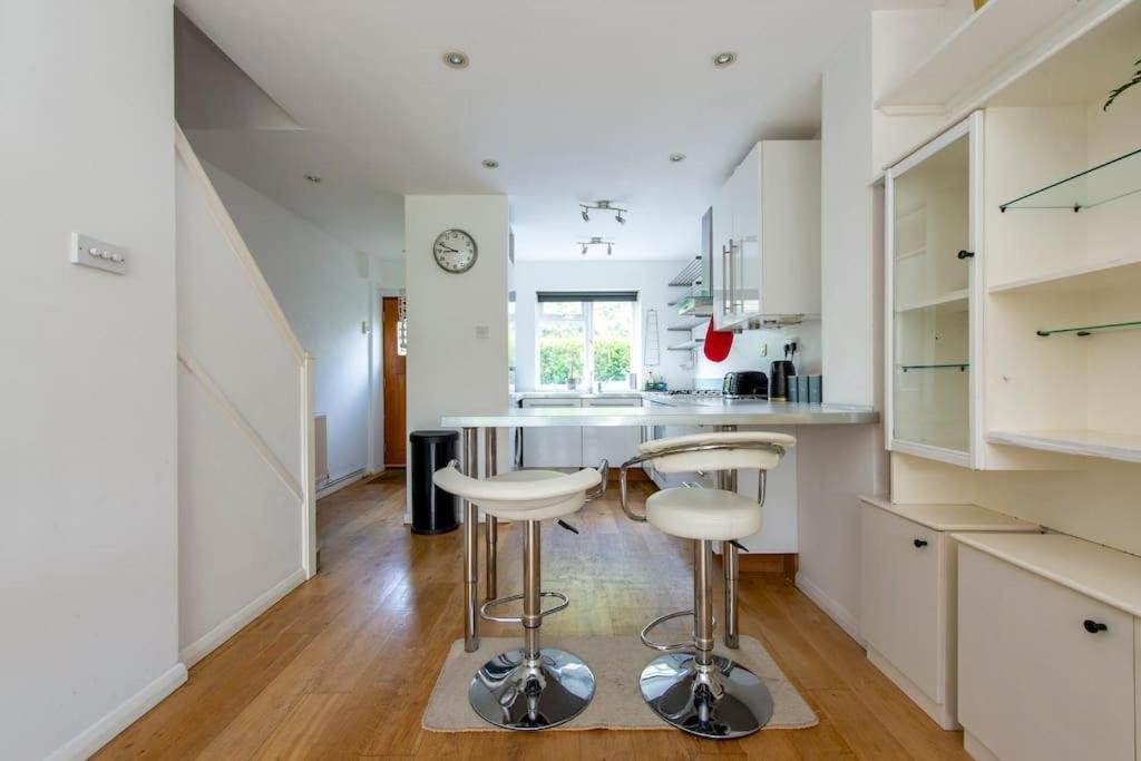 Сasa de vacaciones Lovely 2-bed 15 Minutes To