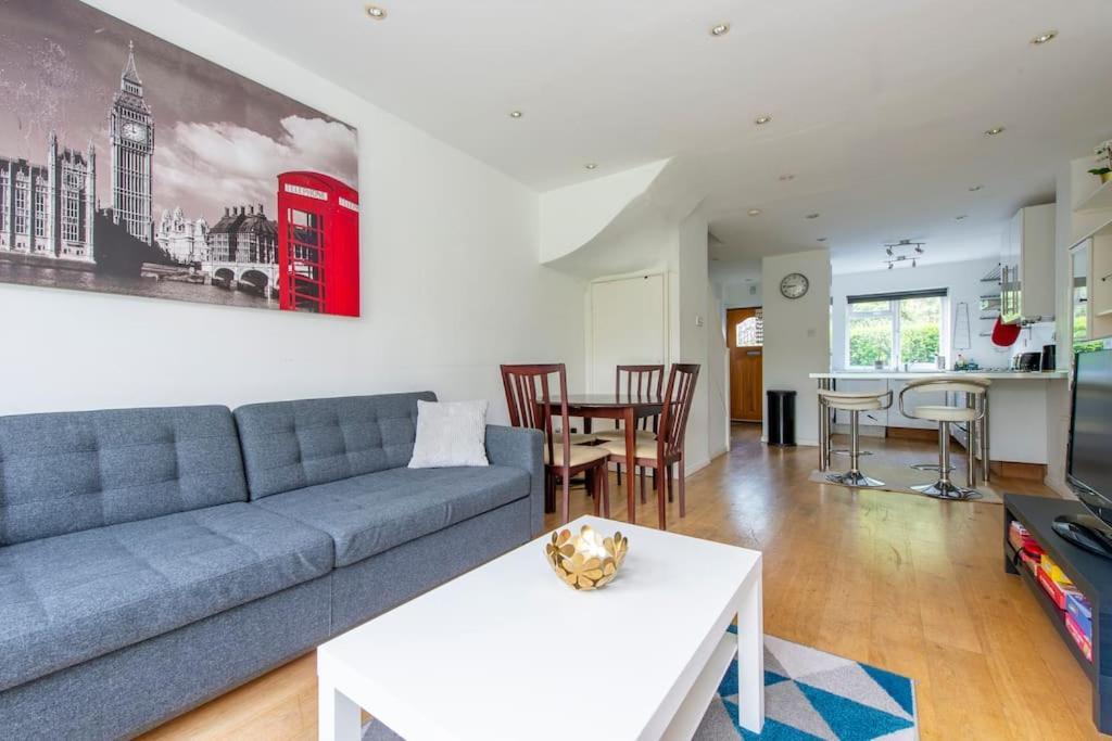 Сasa de vacaciones Lovely 2-bed 15 Minutes To