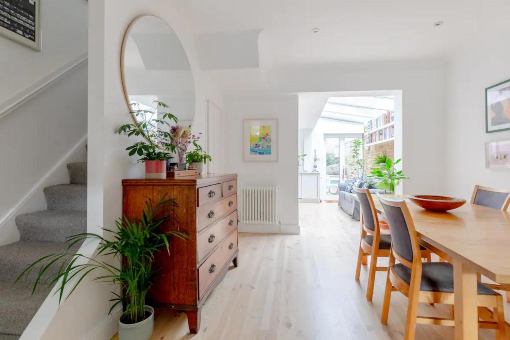Beautifully Designed 2bd House - By Queen's Park! Hébergement de vacances Londres