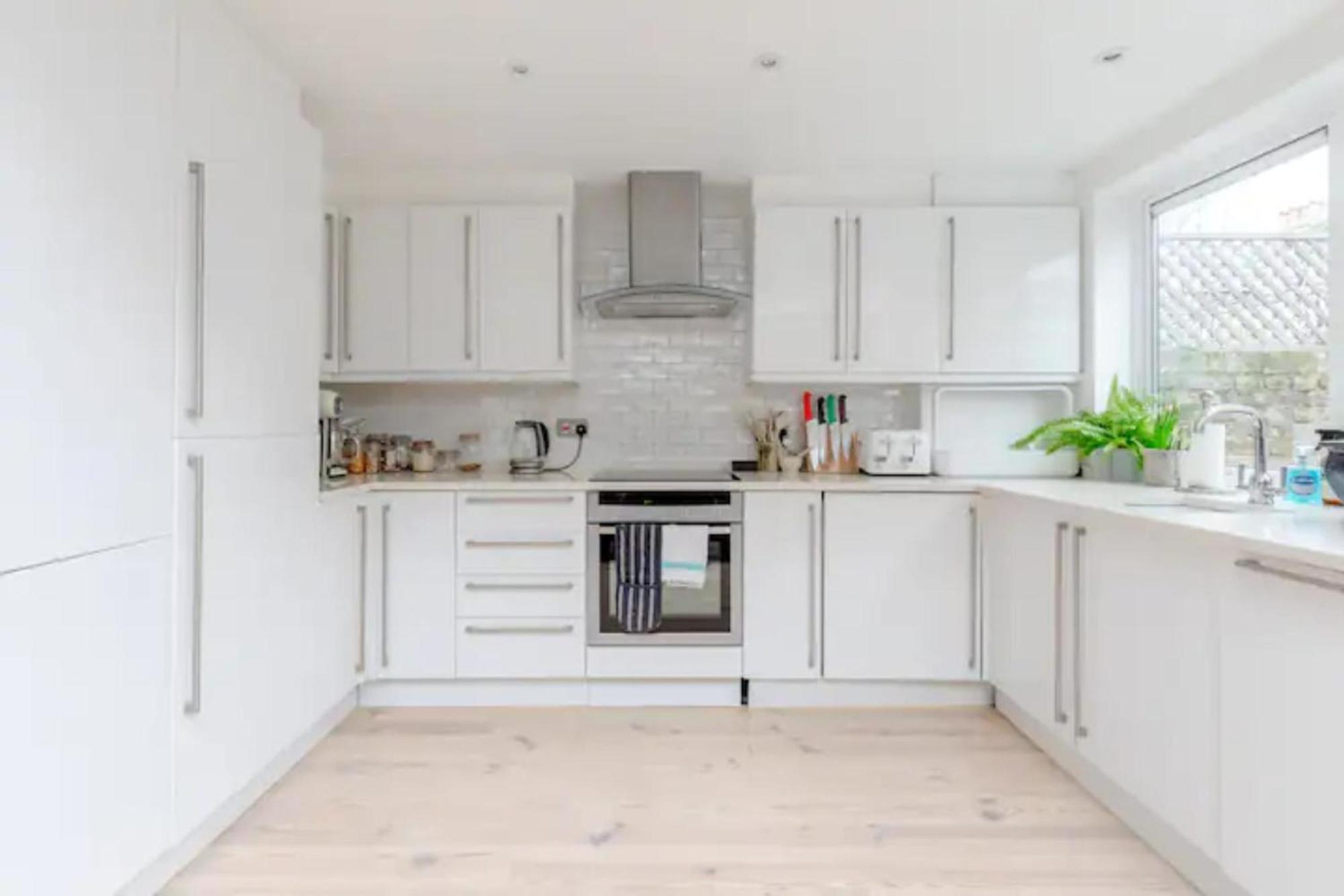 Beautifully Designed 2bd House - By Queen's Park! Hébergement de vacances *