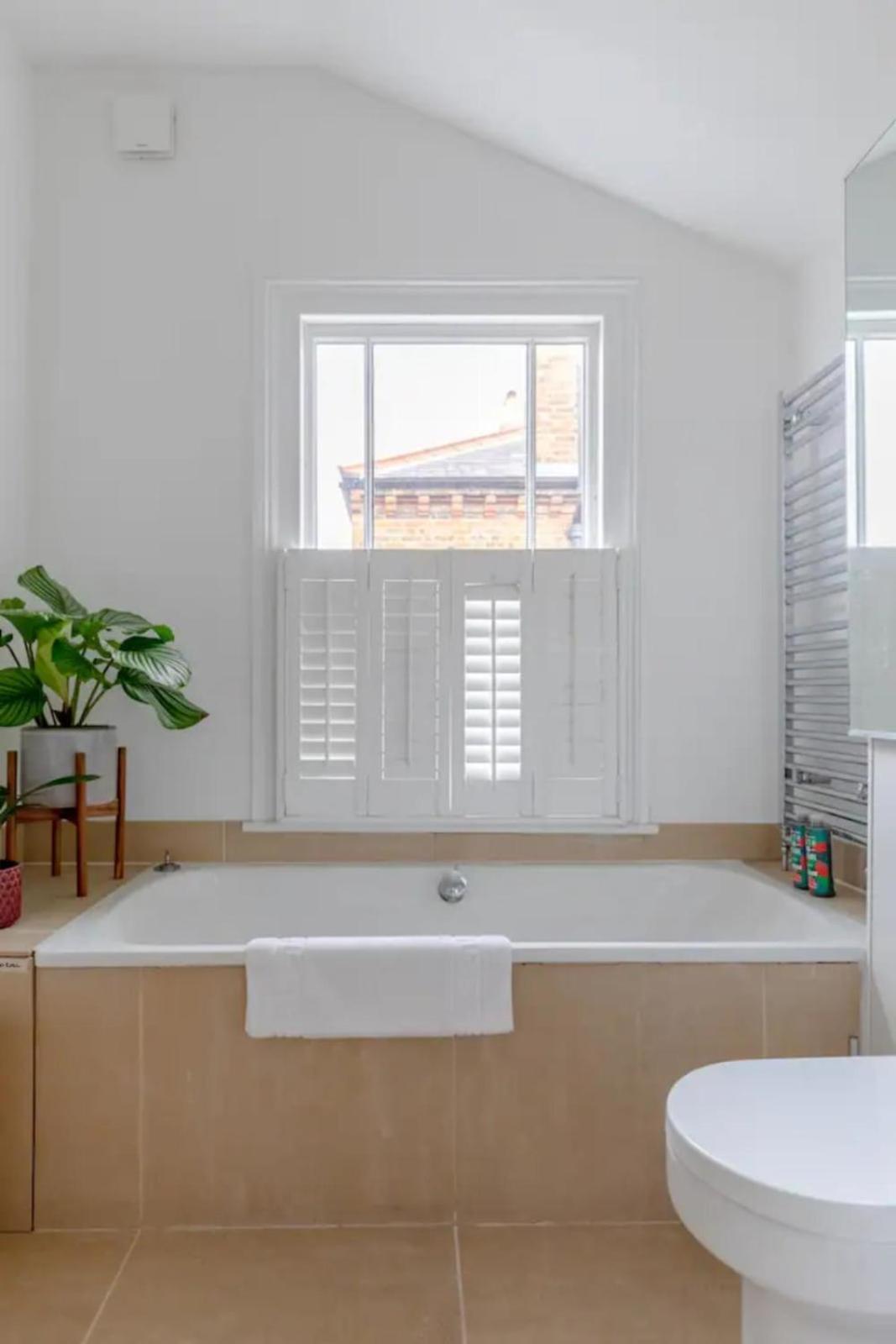 Hébergement de vacances Beautifully Designed 2bd House - By Queen's Park!