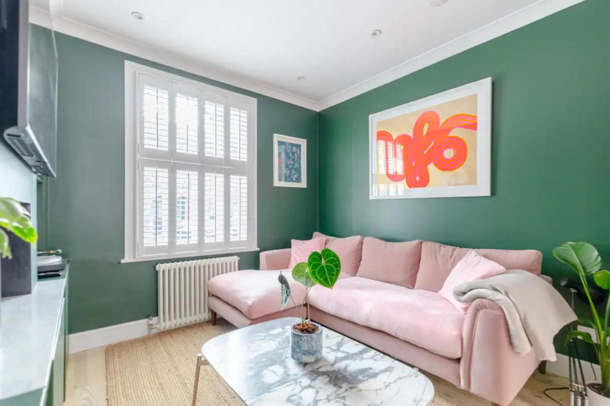 Beautifully Designed 2bd House - By Queen's Park! Hébergement de vacances Londres