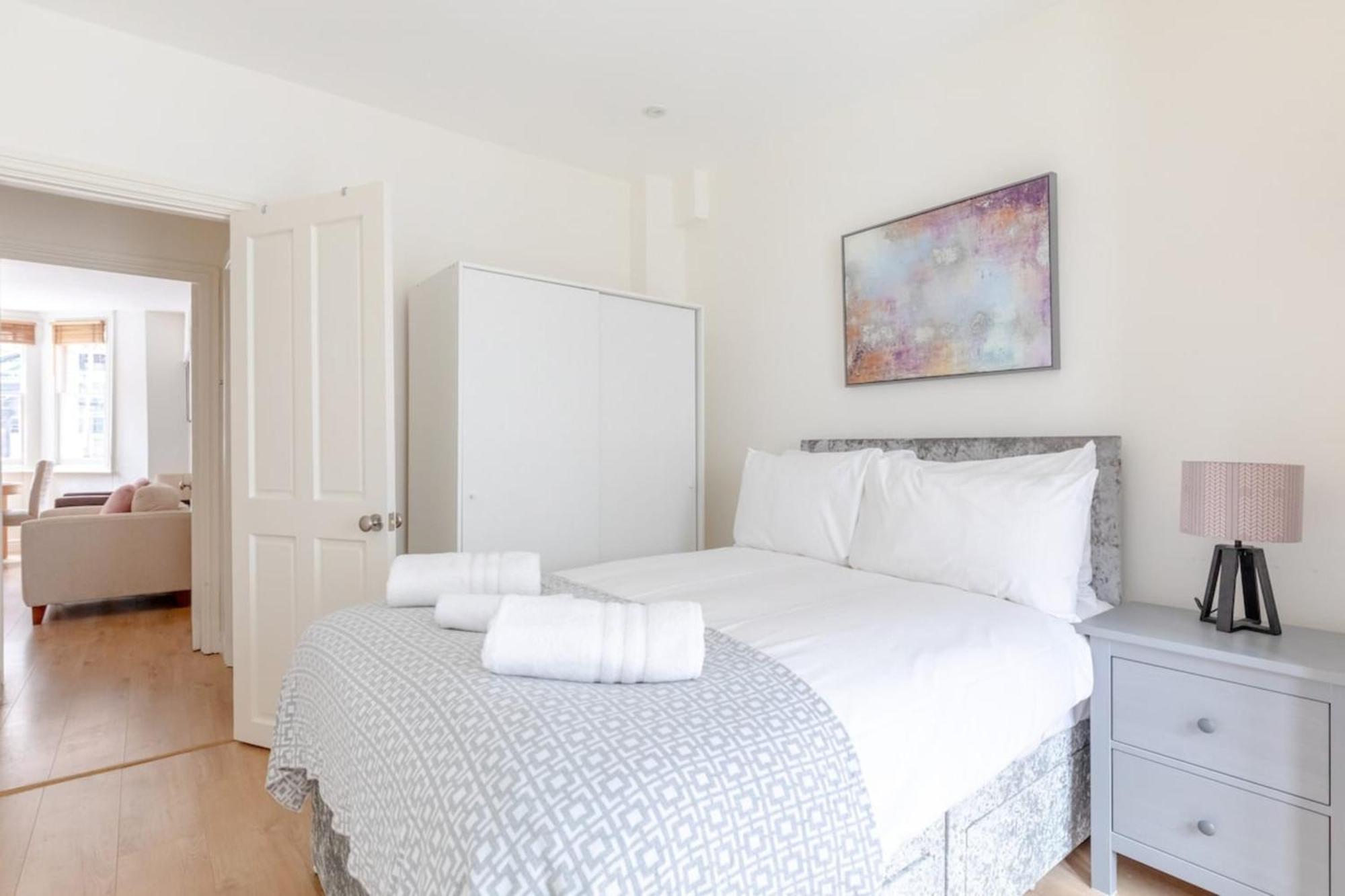 Beautifully Presented 2bd Flat Wpatio- Kensington Appartement *