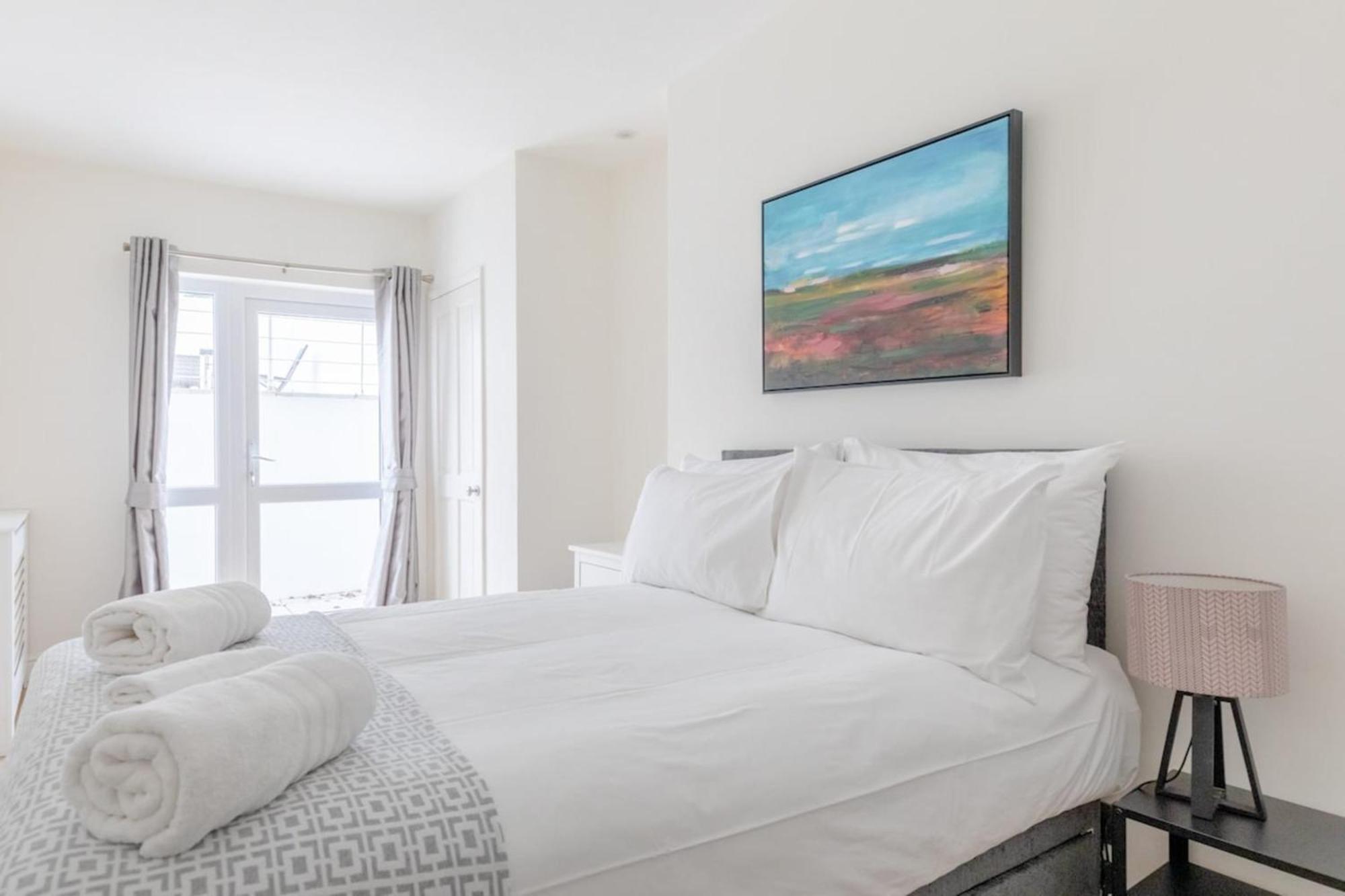 Beautifully Presented 2bd Flat Wpatio- Kensington Appartement Londres