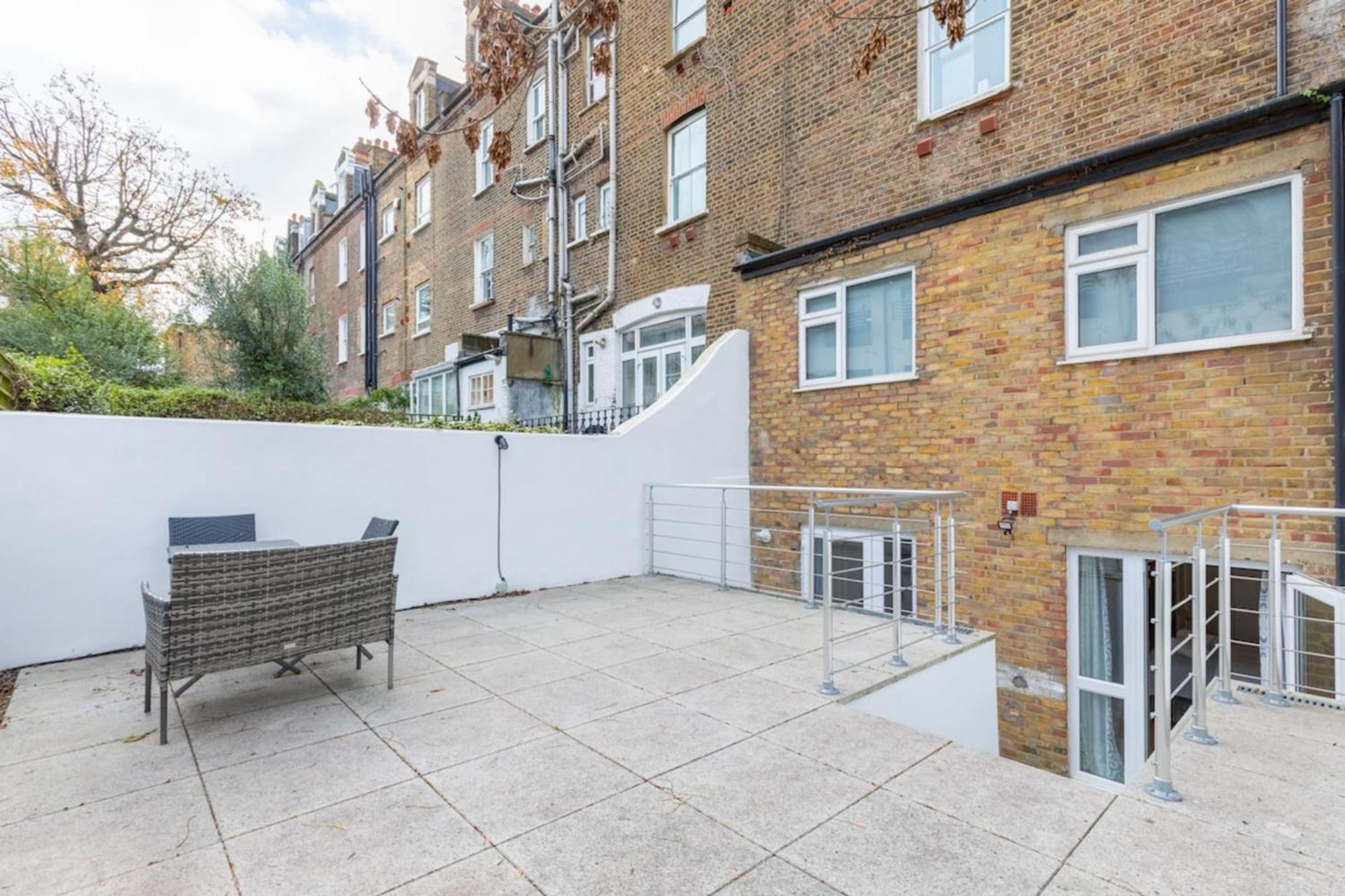 Beautifully Presented 2bd Flat Wpatio- Kensington Appartement Londres