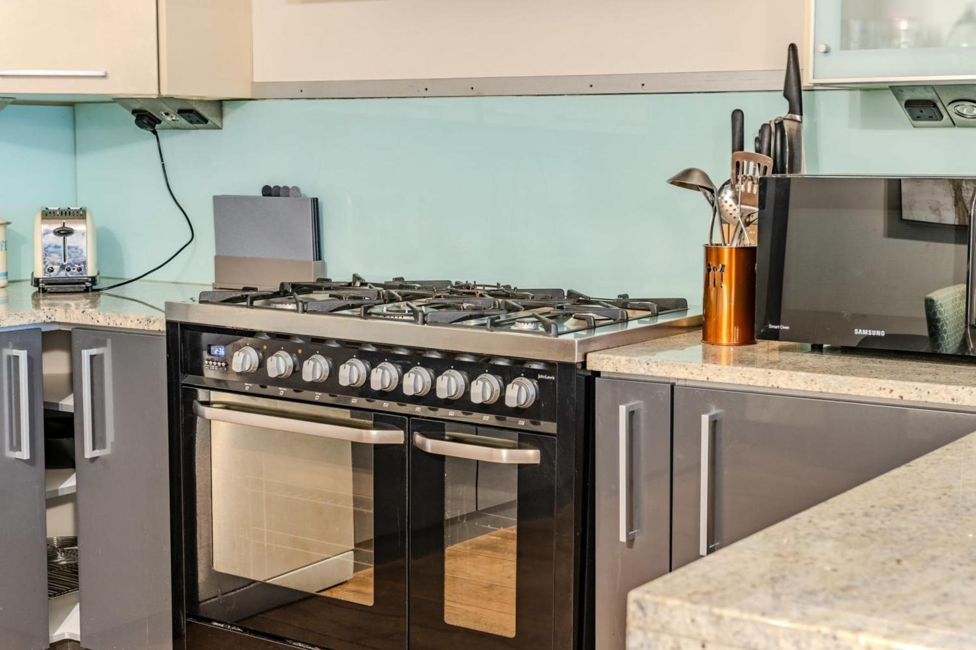 Beautiful Three Bedroom House In West Casa de férias