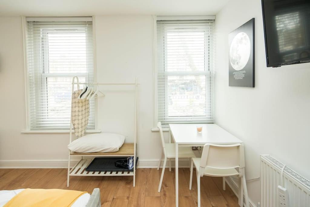 Spacious For Up To 4! Sofa Bed Apartment London