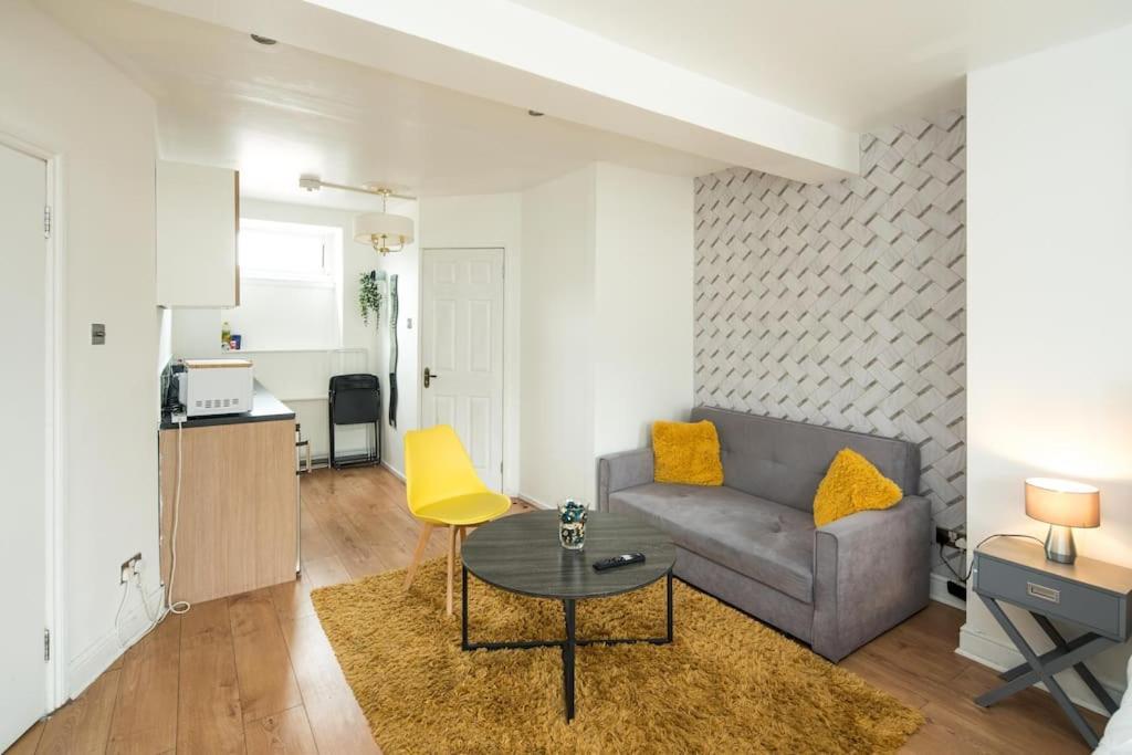 Spacious For Up To 4! Sofa Bed Apartment London