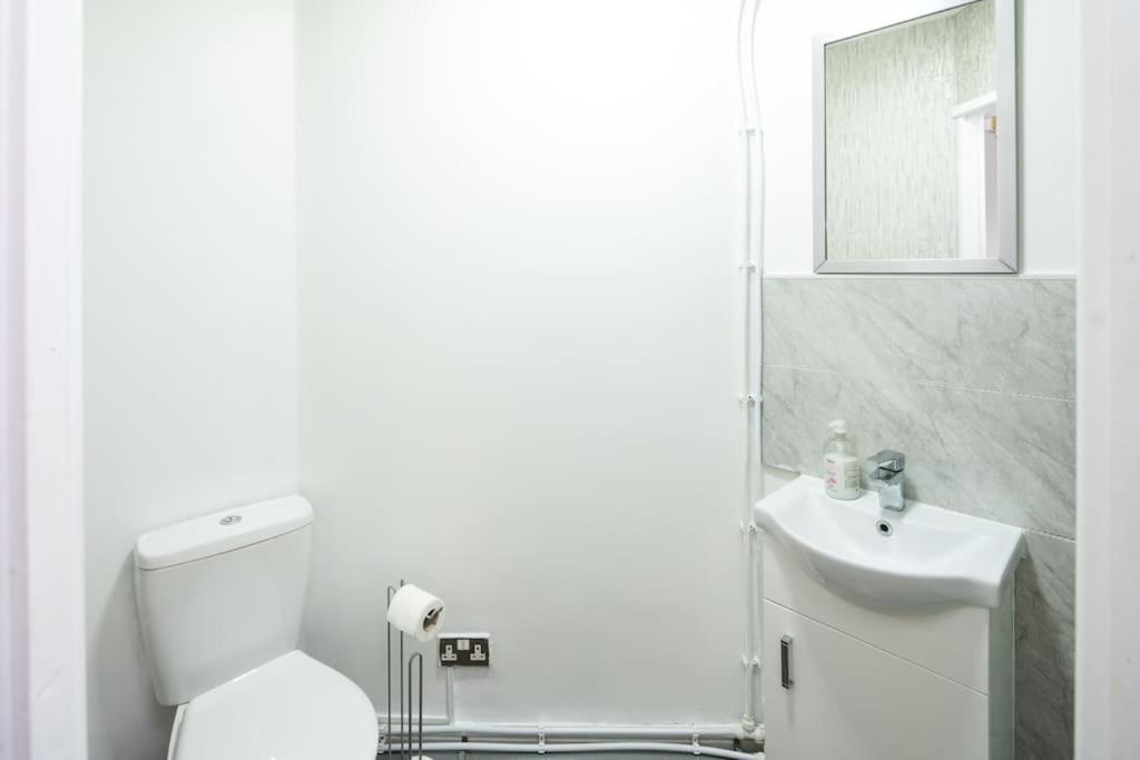Apartment Spacious For Up To 4! Sofa Bed London