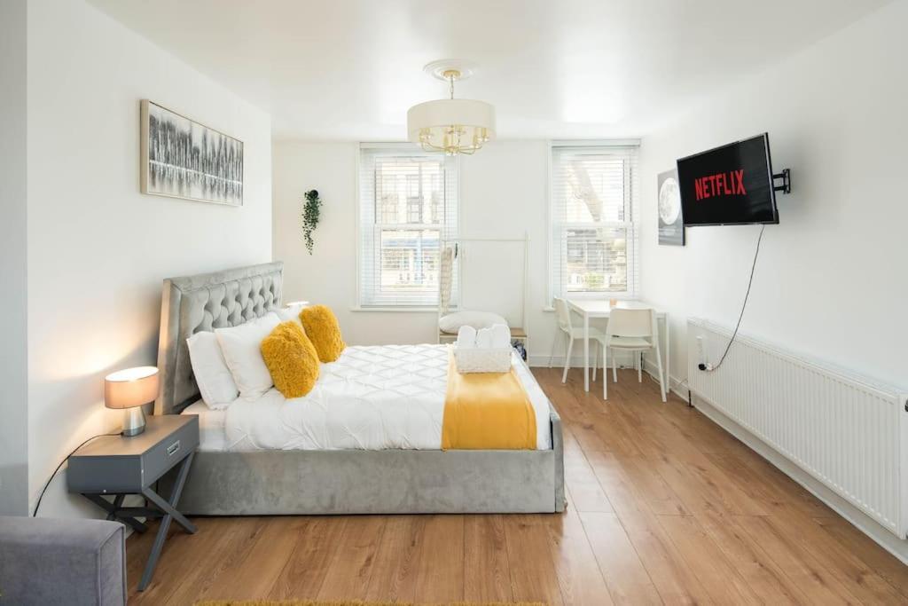 Spacious For Up To 4! Sofa Bed London