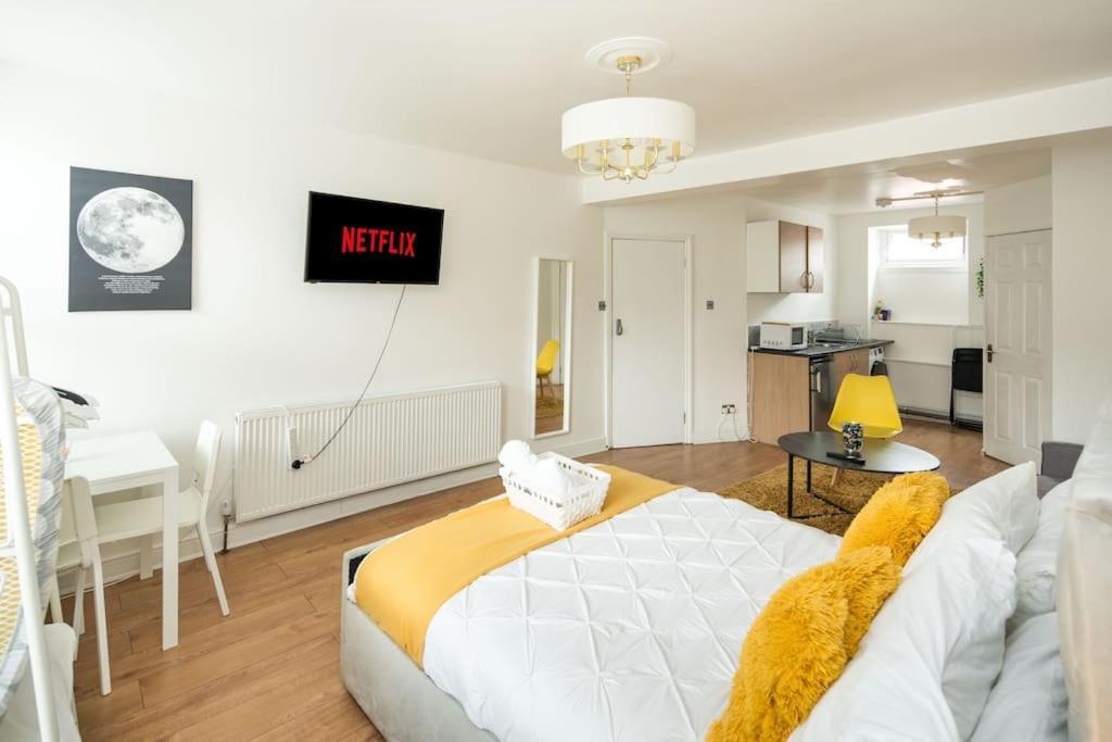 Spacious For Up To 4! Sofa Bed Apartment London