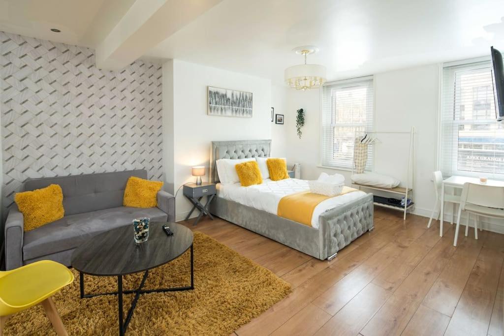 Spacious For Up To 4! Sofa Bed London