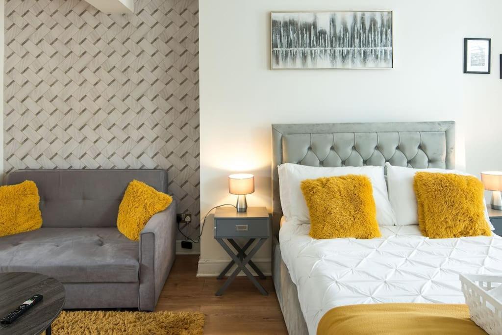 Spacious For Up To 4! Sofa Bed *