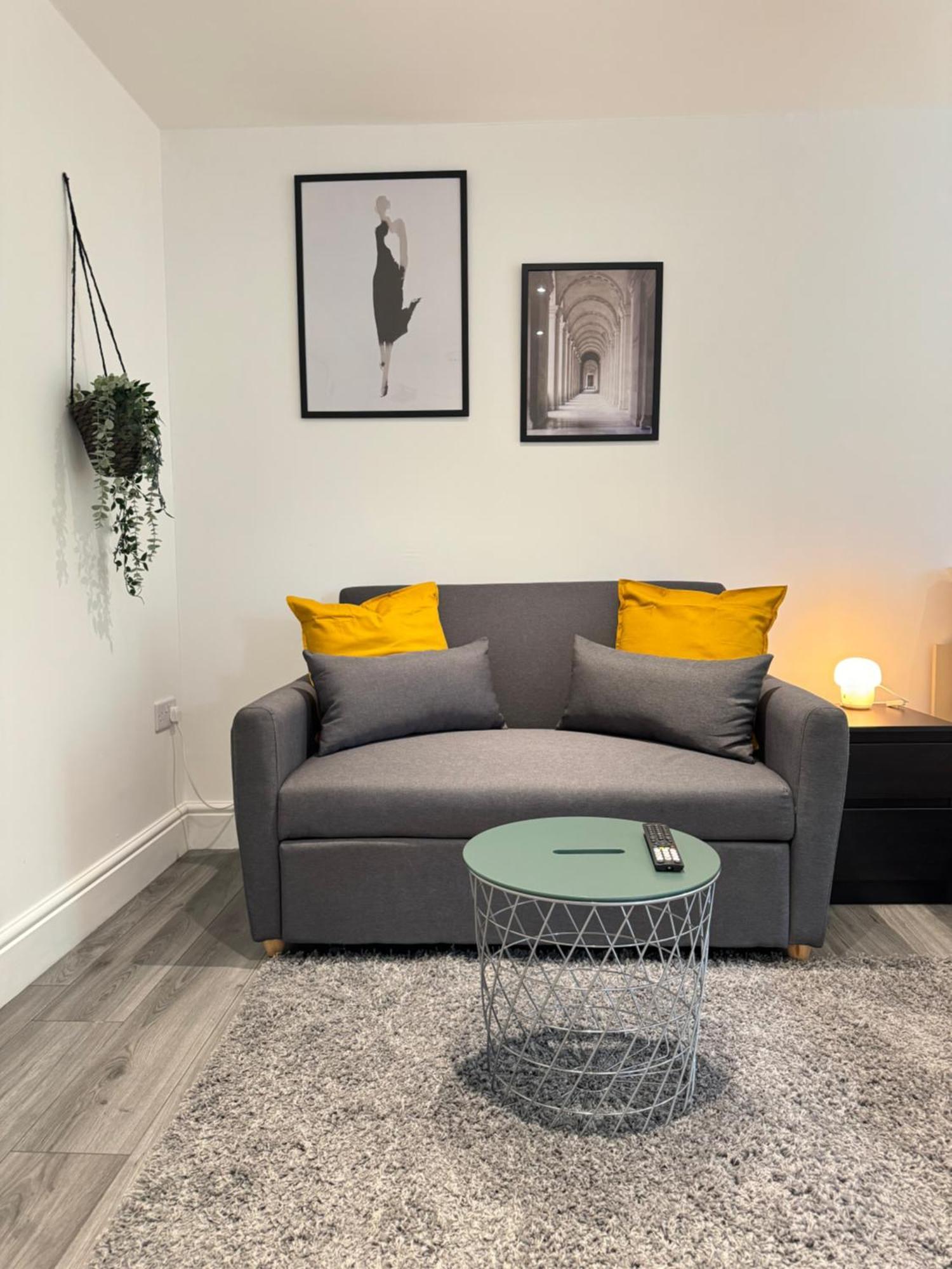 Gasthuis En-suite Bedroom For Up To 4! Sofa Bed - Near Stratford Londen