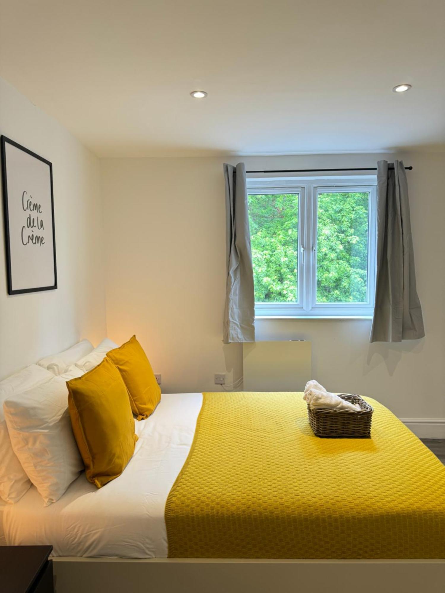 En-suite Bedroom For Up To 4! Sofa Bed - Near Stratford