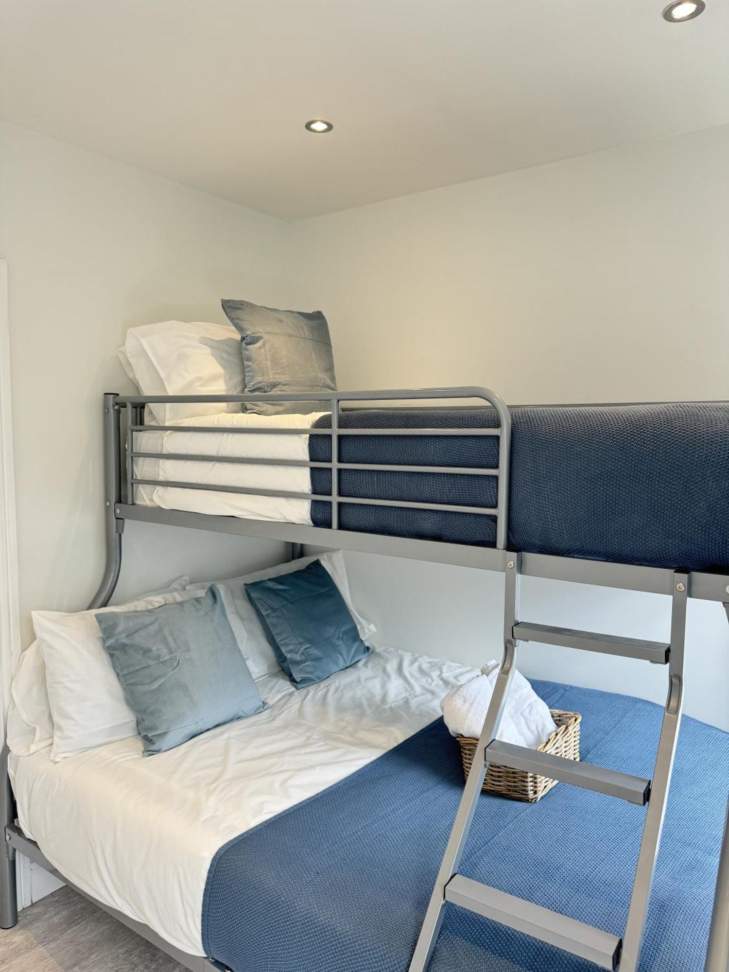 En-suite Bedroom For Up To 4! Sofa Bed - Near Stratford * Londen