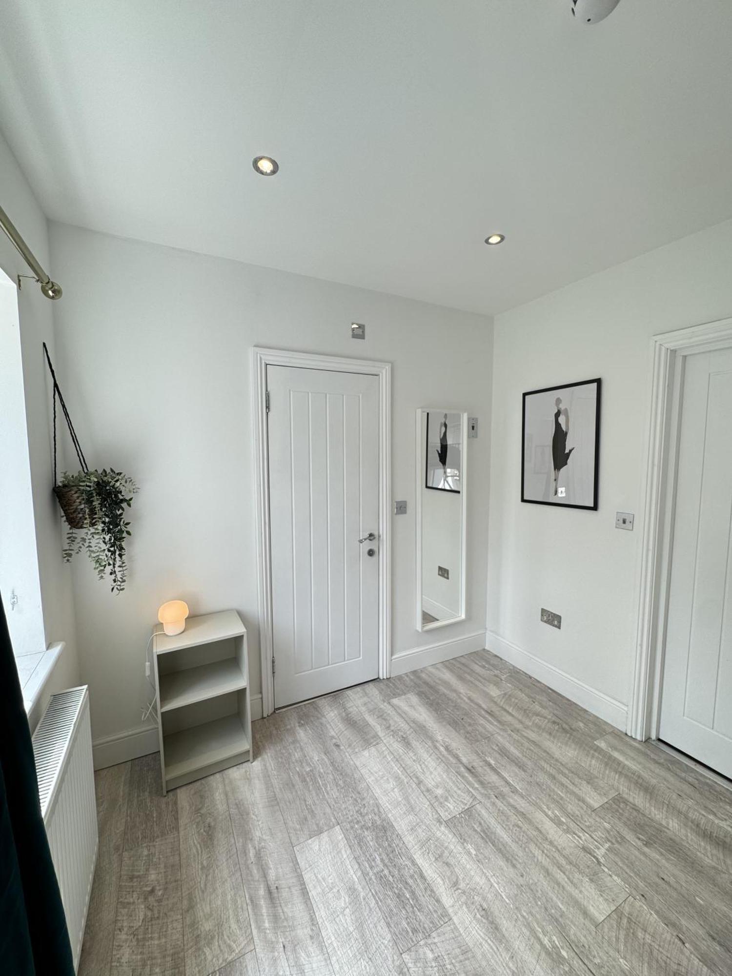 En-suite Bedroom For Up To 4! Sofa Bed - Near Stratford Londen