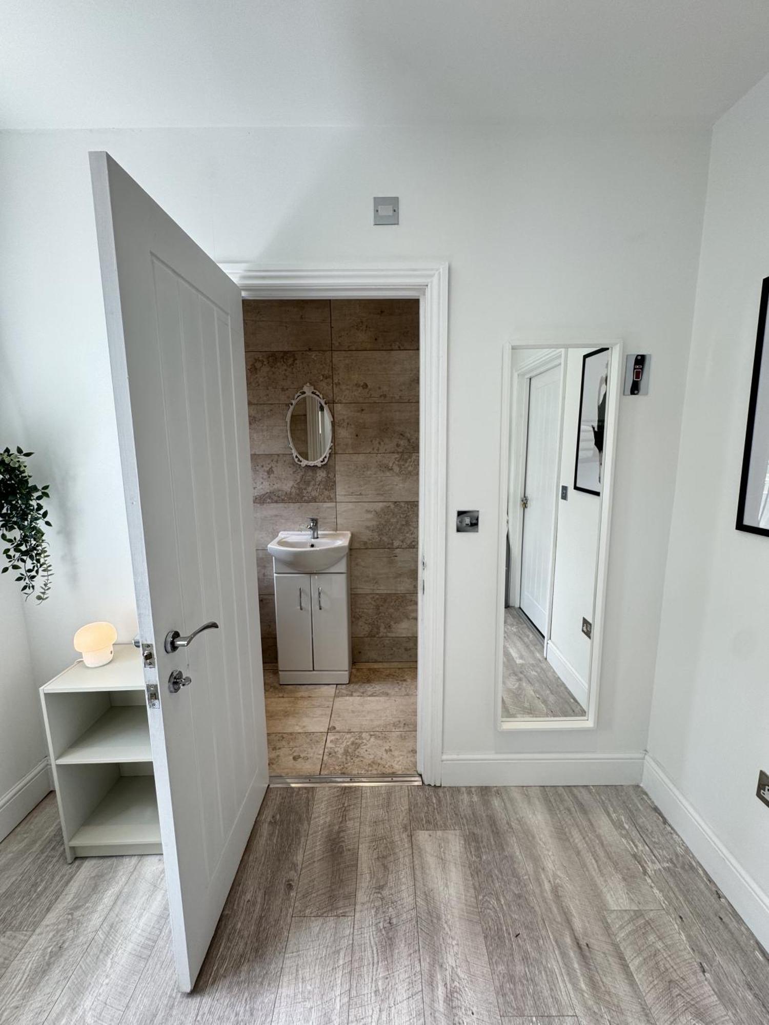En-suite Bedroom For Up To 4! Sofa Bed - Near Stratford *