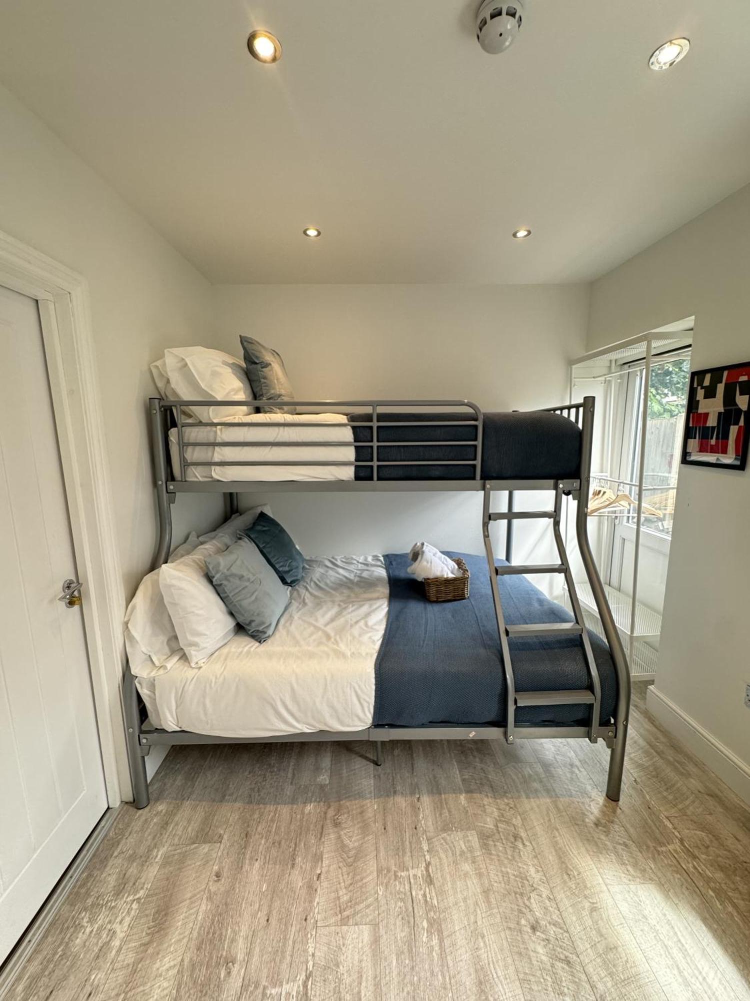 En-suite Bedroom For Up To 4! Sofa Bed - Near Stratford Gasthuis Londen