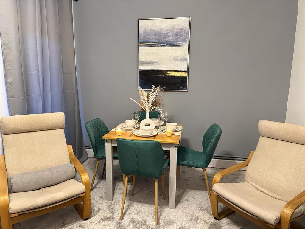 Central Three Bedroom Apartamento
