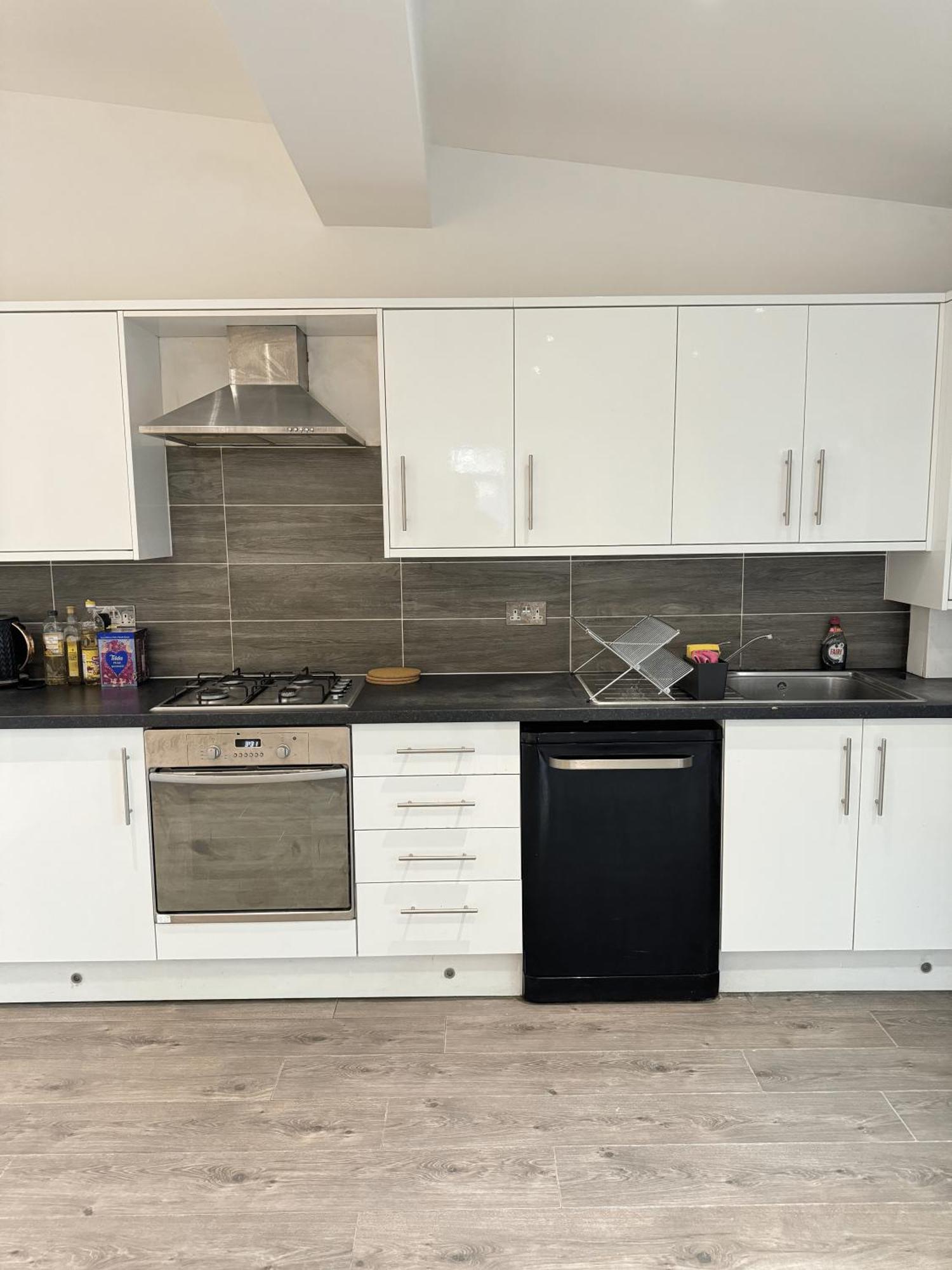 En-suite Bedroom For Up To 4! Sofa Bed - Near Stratford Londen