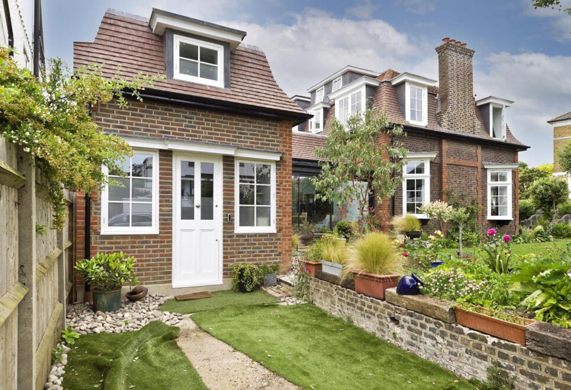 London-apartment-sleeps2-privateentrance Apartment London