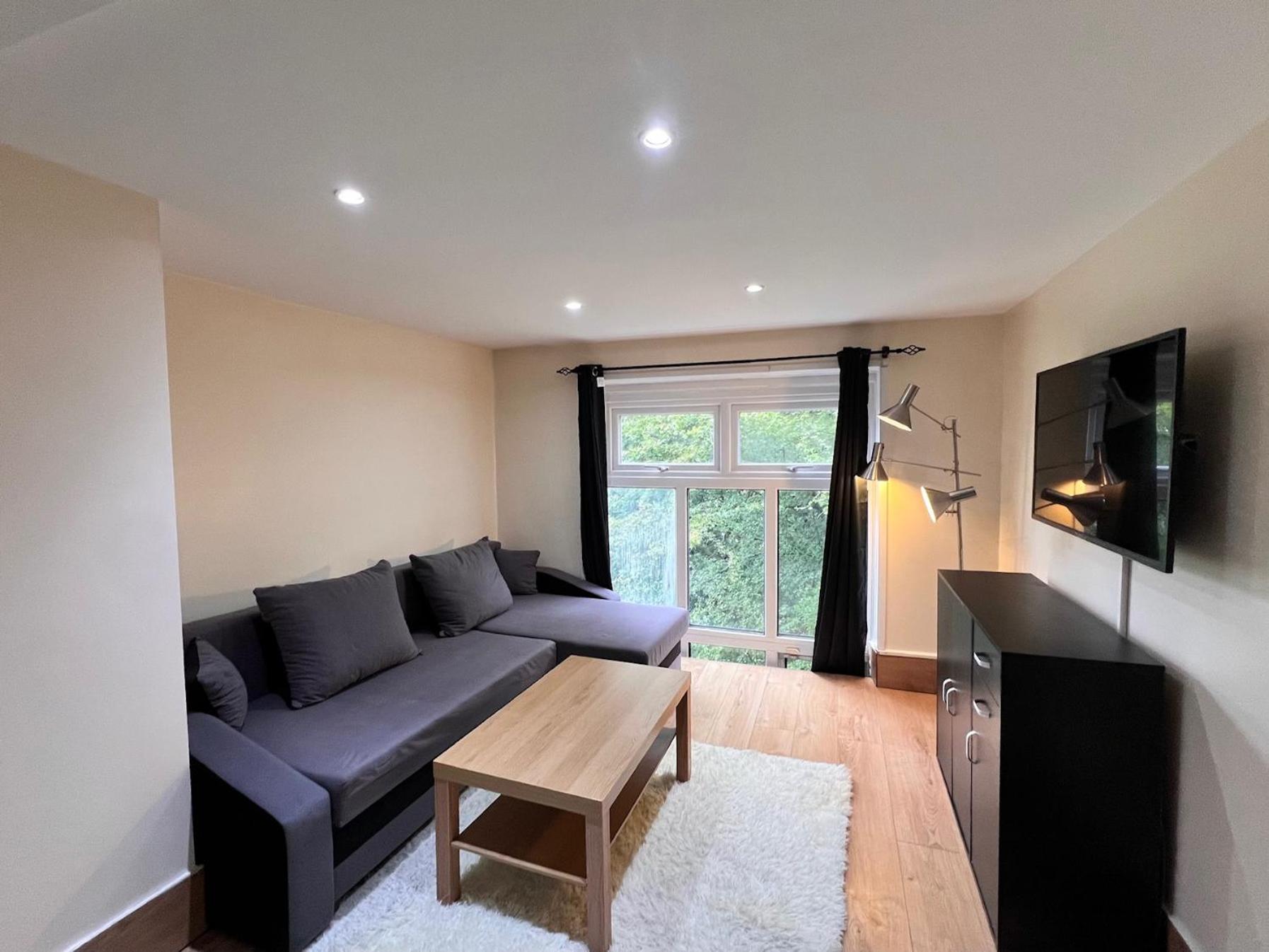 Lovely Split Level One Bedroom - Finchley Road Apartamento