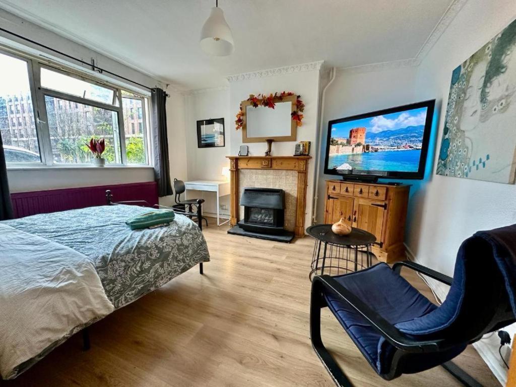 Whitechapel Lindley House R2 *