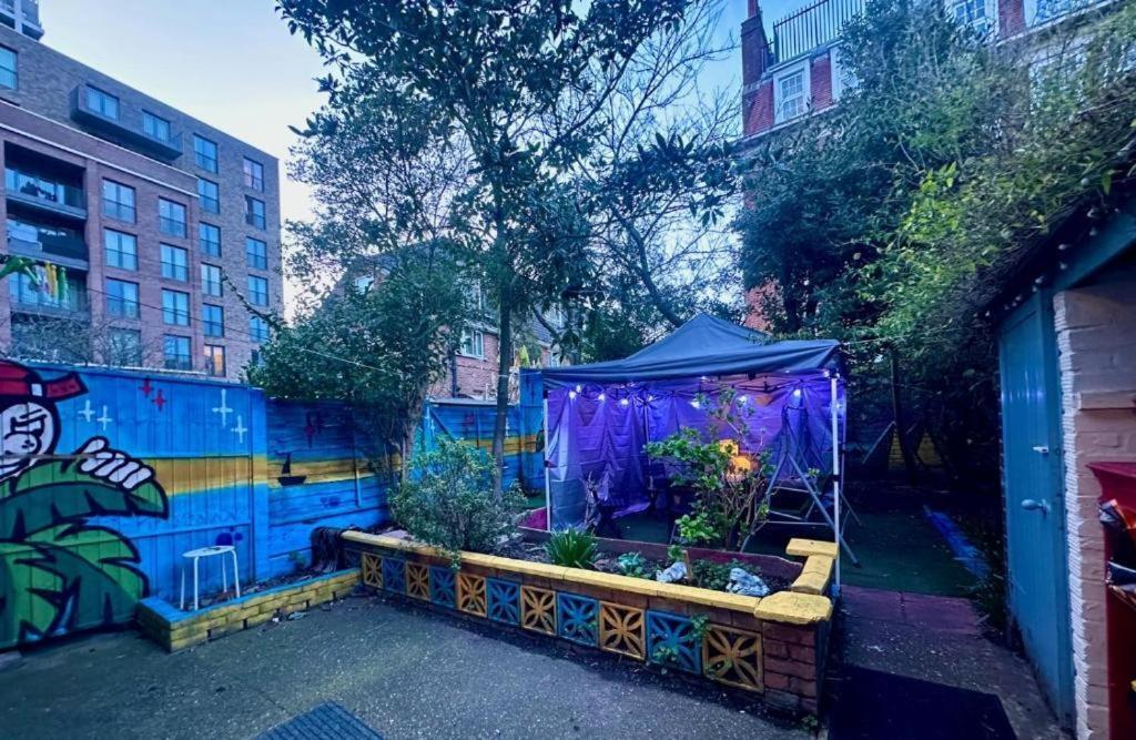 Whitechapel Lindley House R2