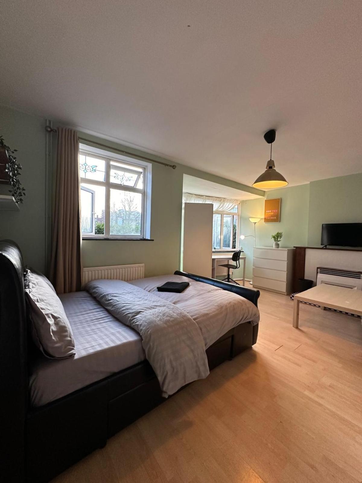 Whitechapel Lindley House R2