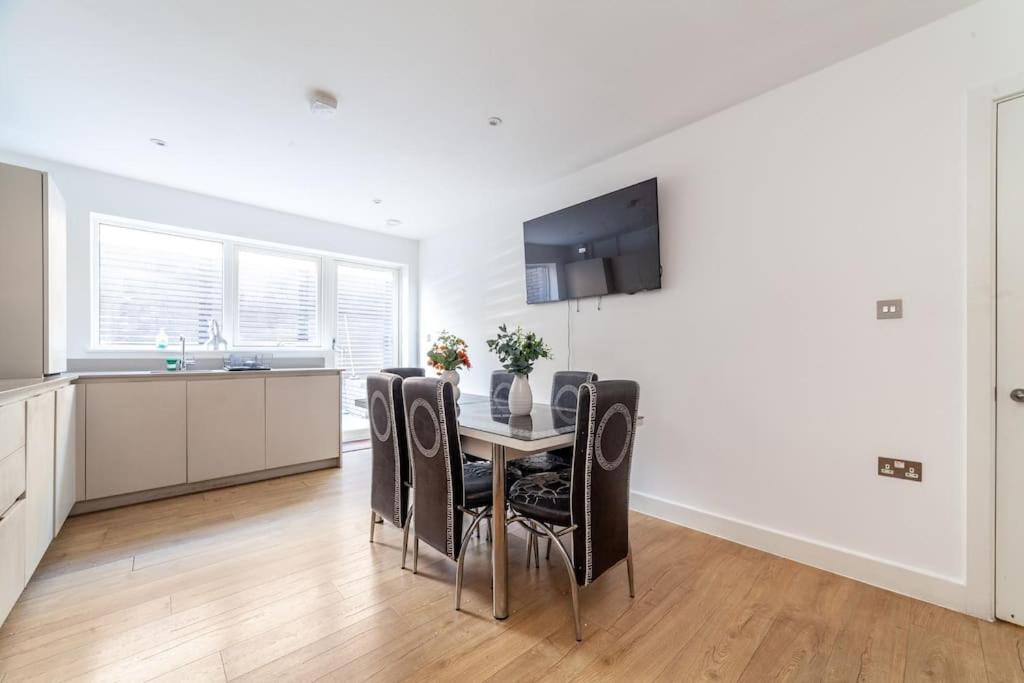 Appartement Stunning 5-bedroom Retreat In The Heart Of *