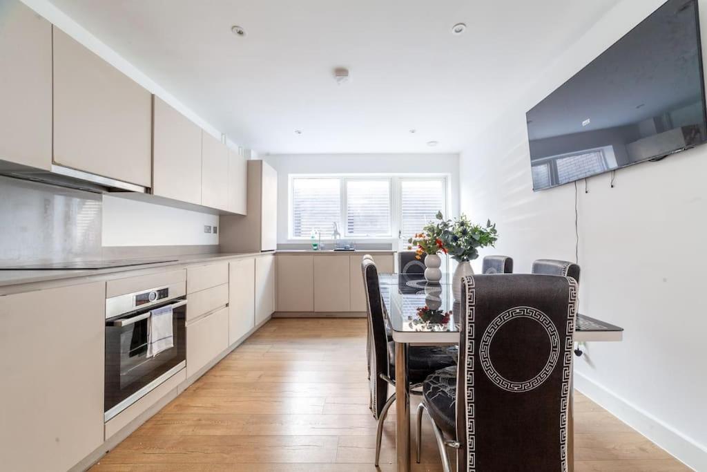 Stunning 5-bedroom Retreat In The Heart Of *