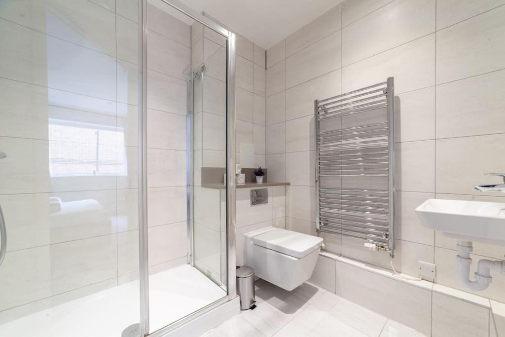 Stunning 5-bedroom Retreat In The Heart Of * Londen