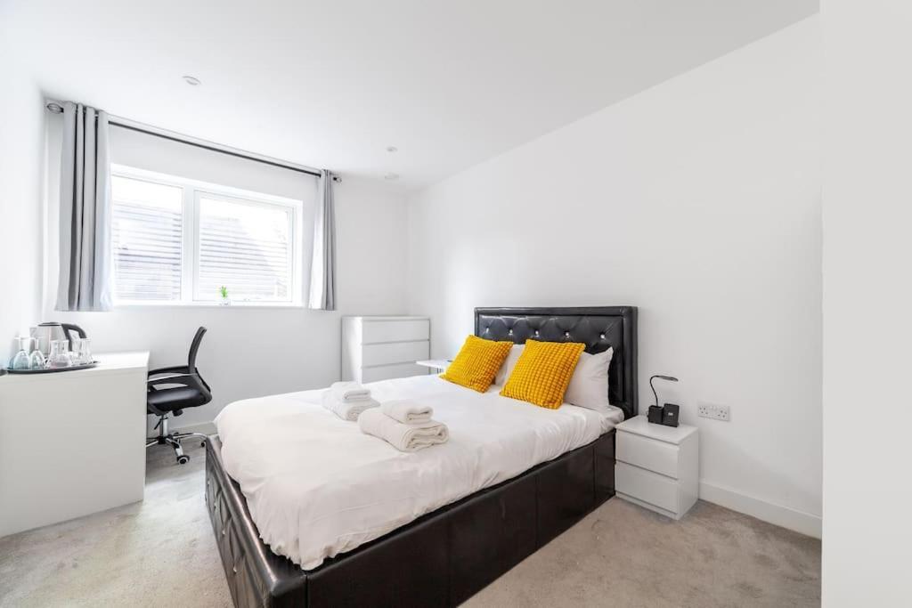 Stunning 5-bedroom Retreat In The Heart Of *
