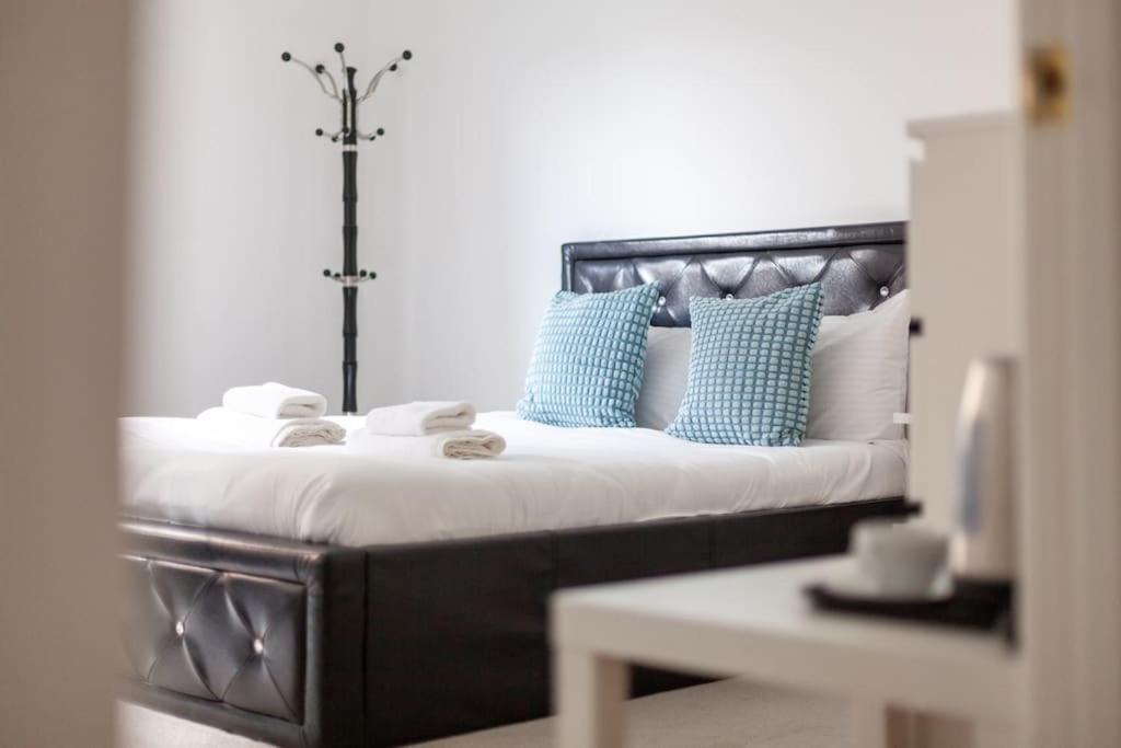 Stunning 5-bedroom Retreat In The Heart Of Appartement Londen