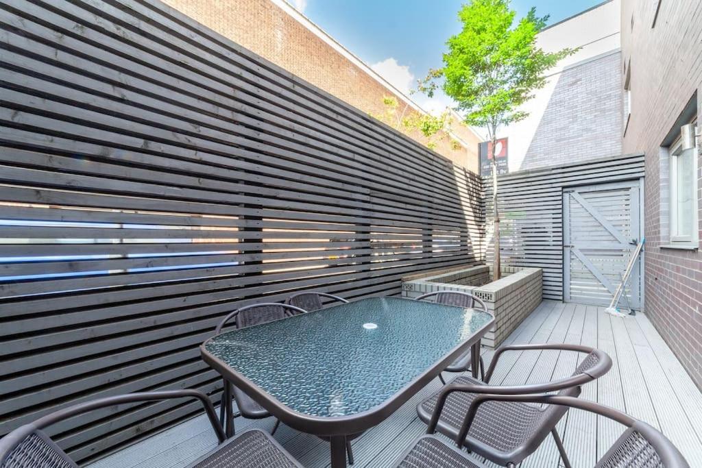 Stunning 5-bedroom Retreat In The Heart Of Appartement Londen