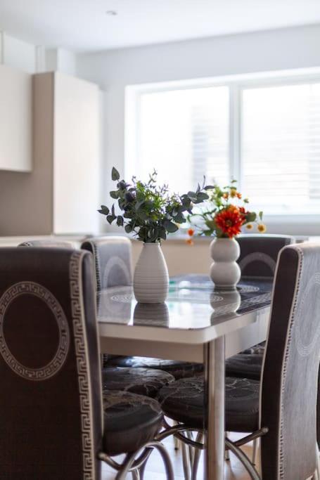 Appartement Stunning 5-bedroom Retreat In The Heart Of *