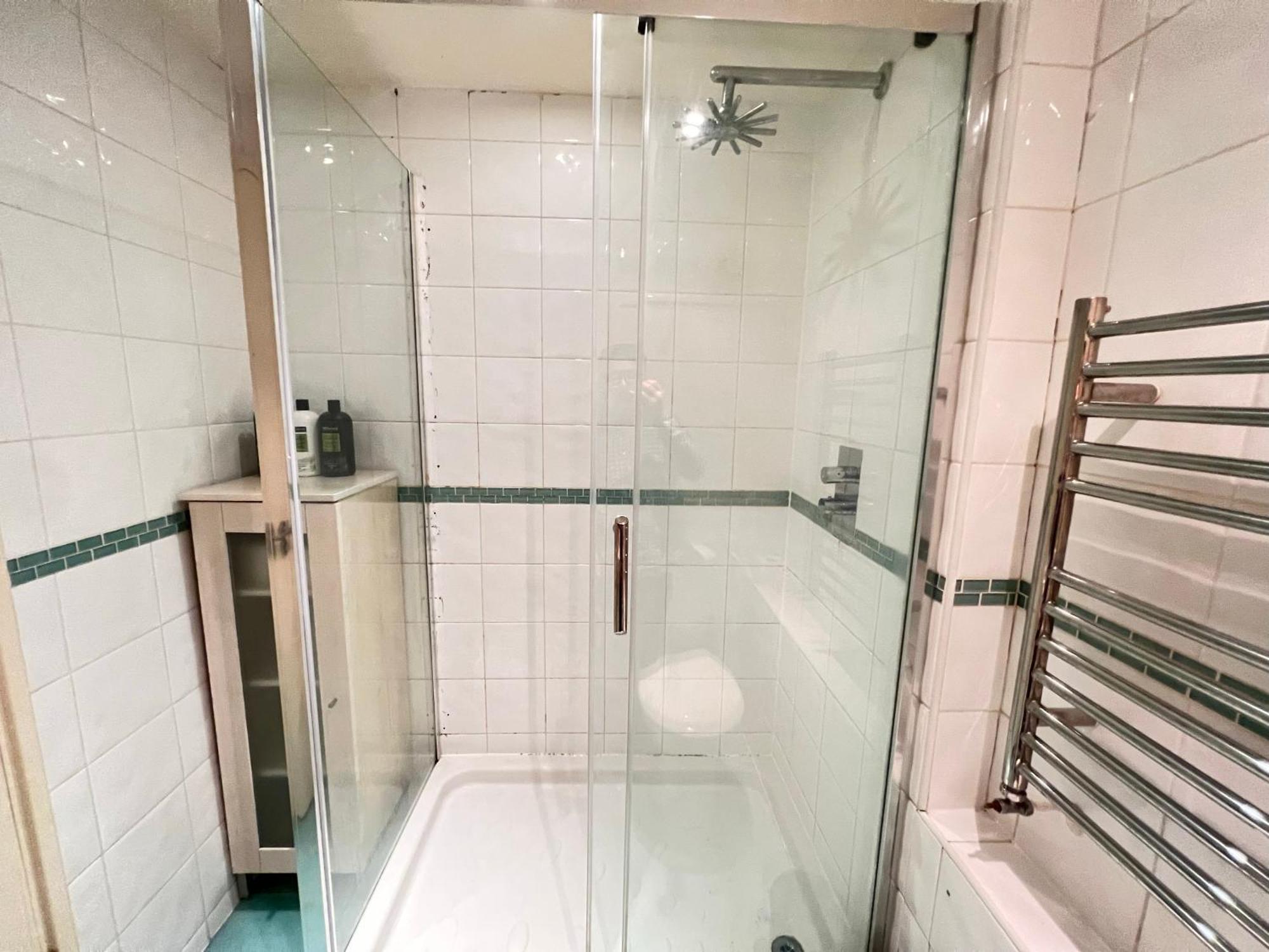 Hotel River Thames View Entire In The Most Cental