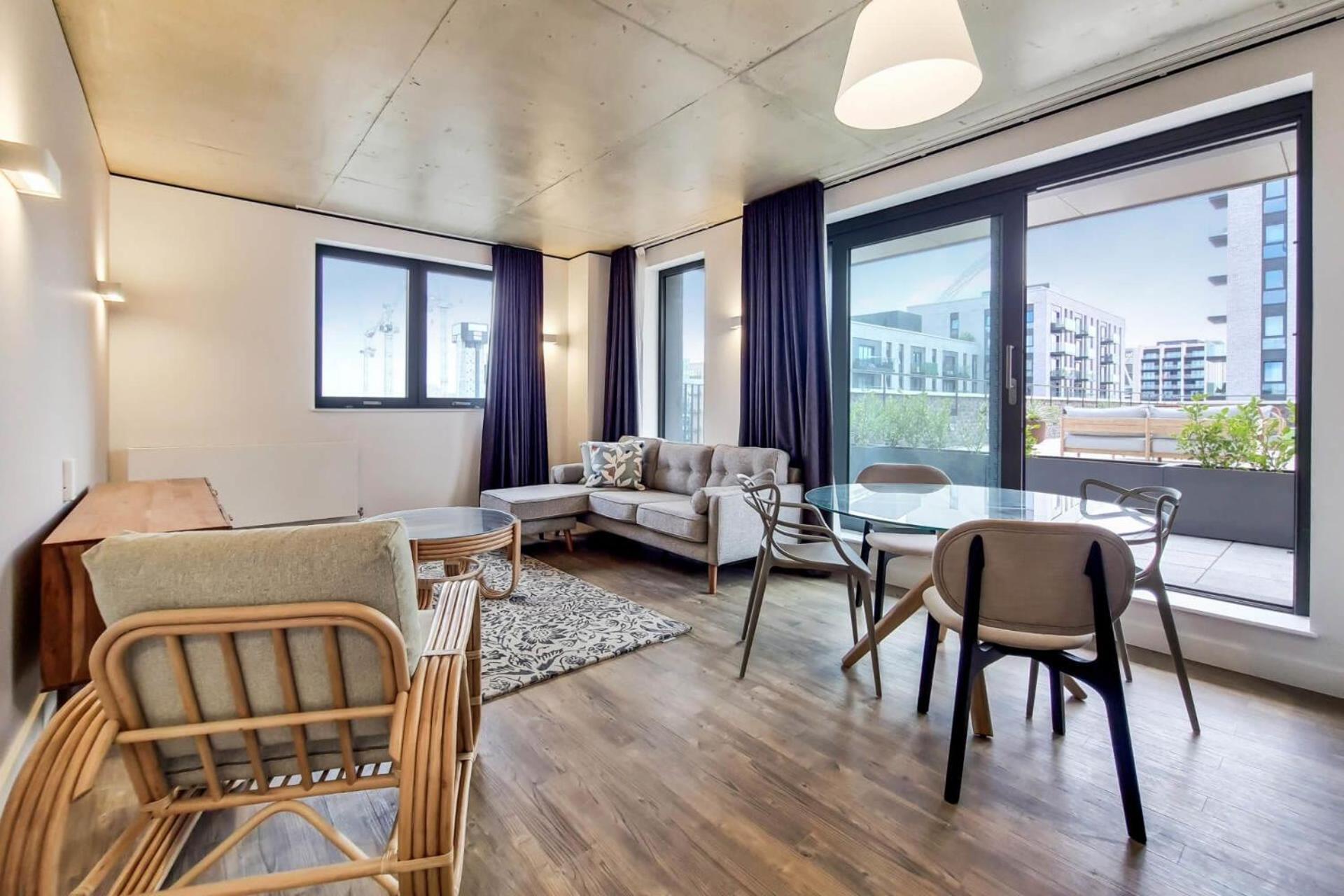 Botanical-inspired At Repton Gardens Right In The Heart Of Wembley Park Apartment *