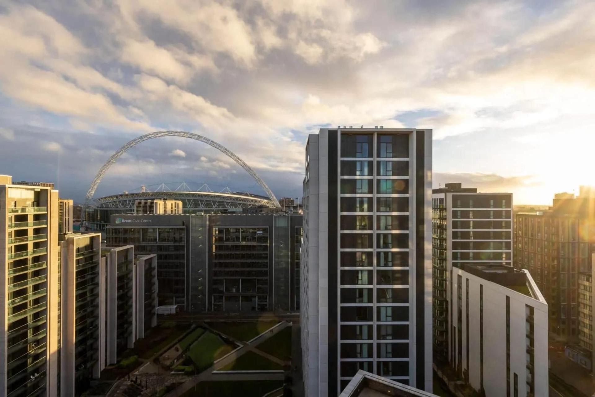 Botanical-inspired At Repton Gardens Right In The Heart Of Wembley Park Apartment *