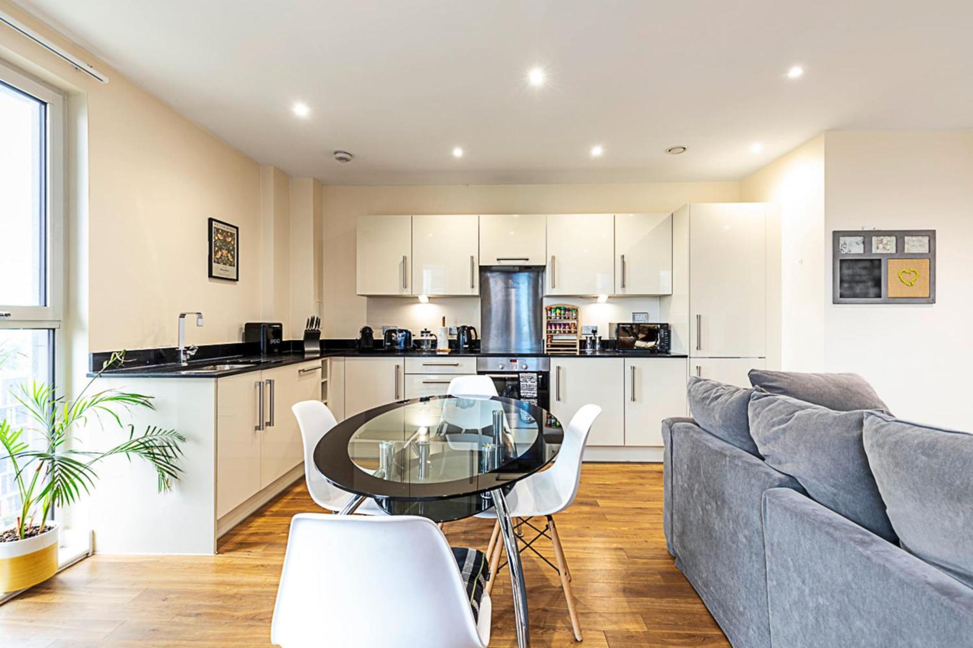 Vibrant Canal Apartamento