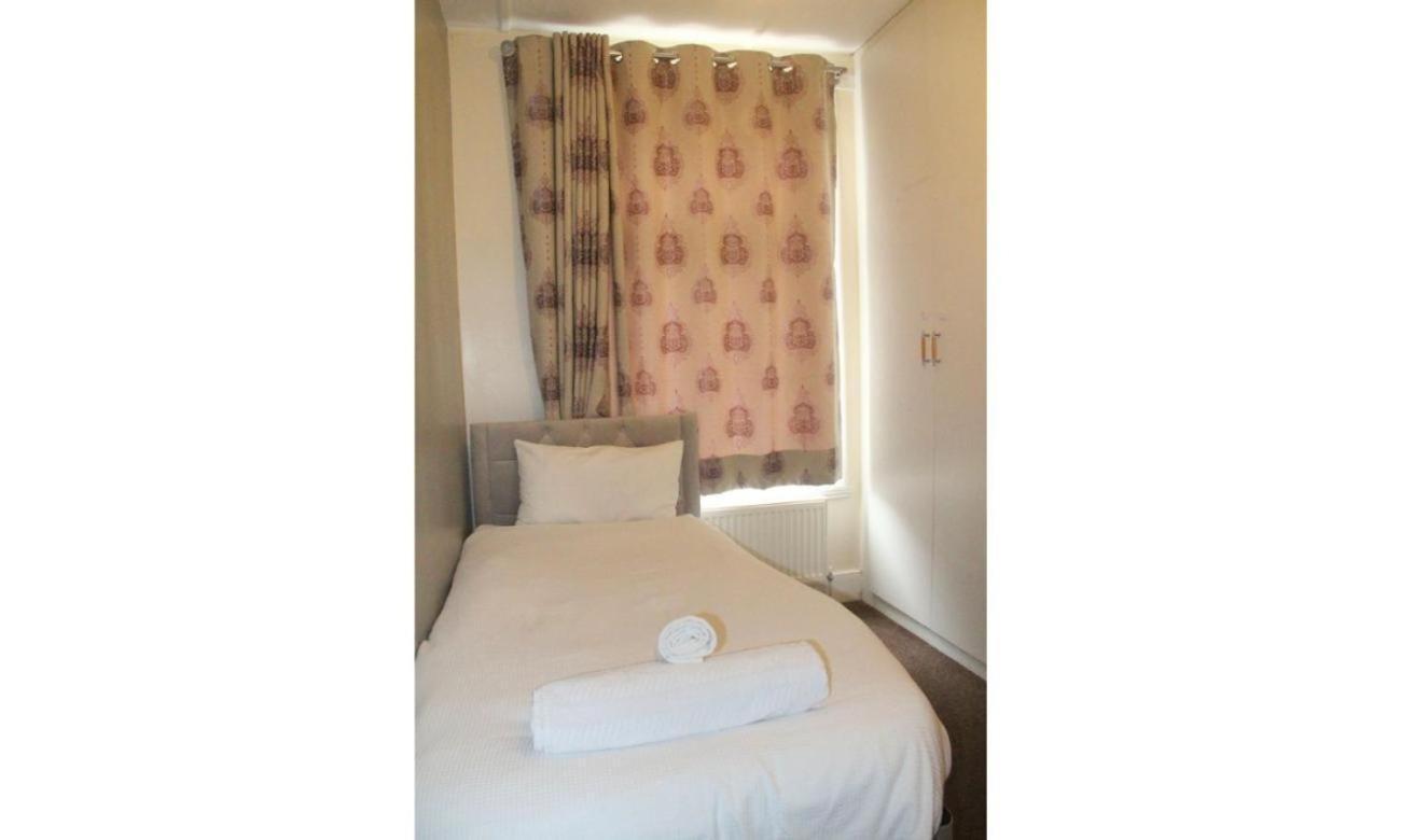 3 Bedroom House,4beds, 2 Baths Ilford ,12 Mins To Stratford *